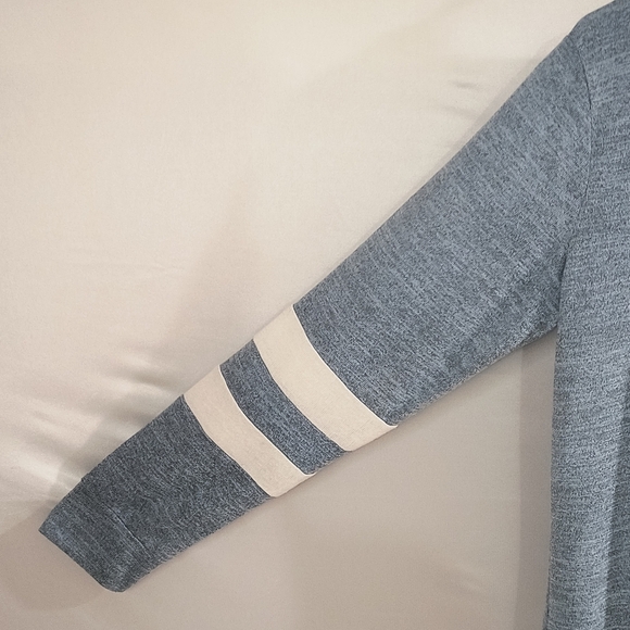 Women's Large Blue W/White Sleeve Stripes Crew Neck Sweater - Picture 6 of 10